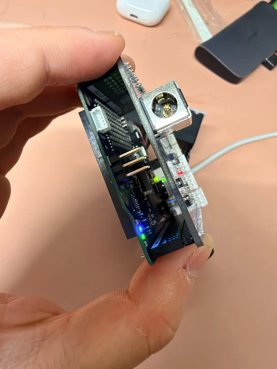 Arduino UNO Q と拡張ボードを重ね、LED が点灯している様子
