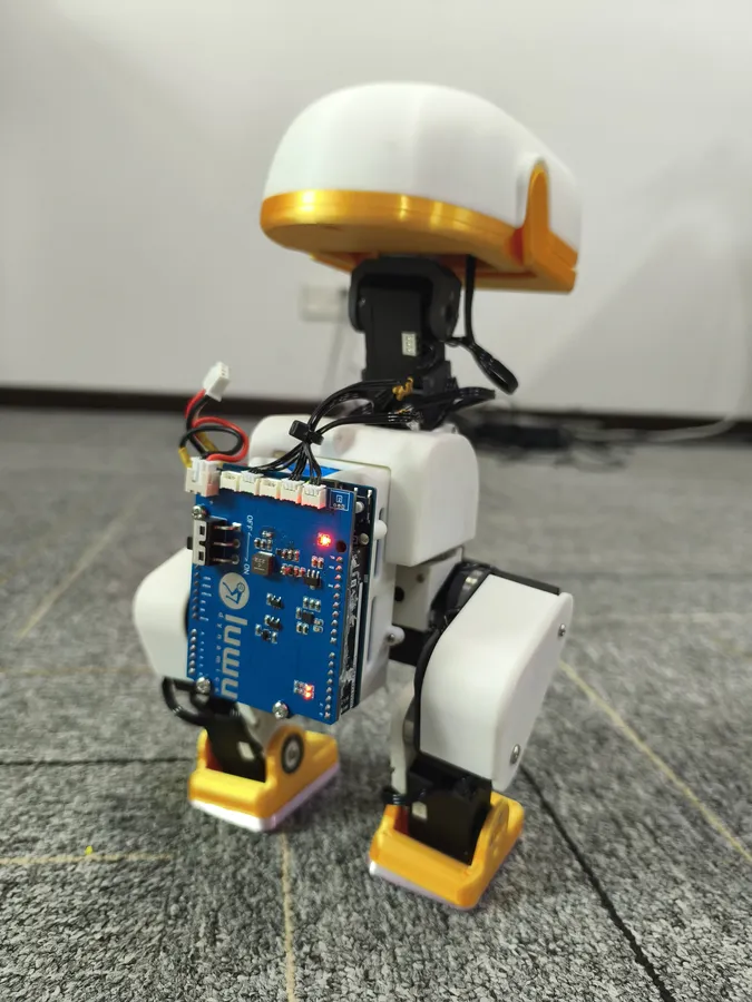 XGO-Duck の背面。青い拡張ボードとサーボの配線が見える